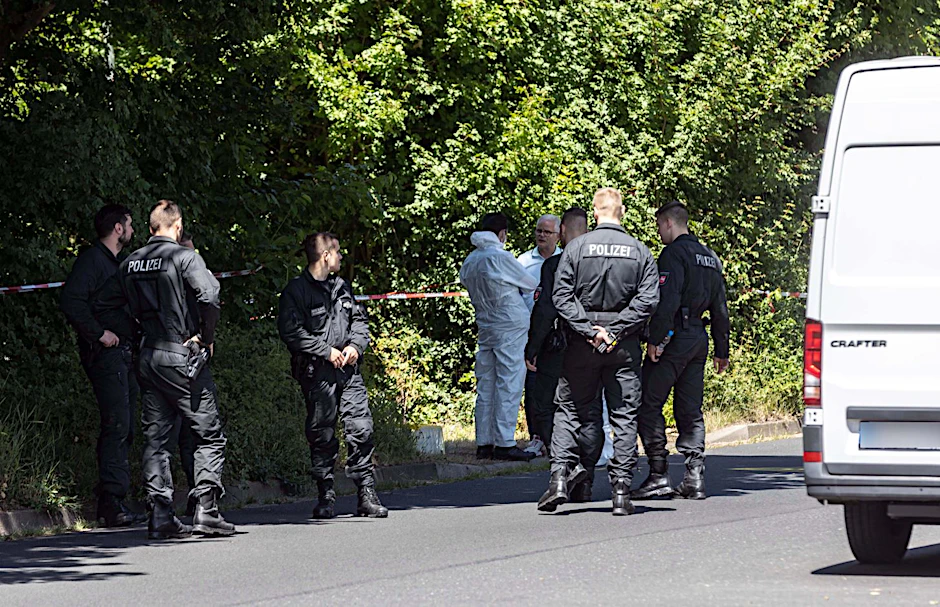 Salzgitter: Polizisten ermitteln in der Umgebung des Leichenfundorts.