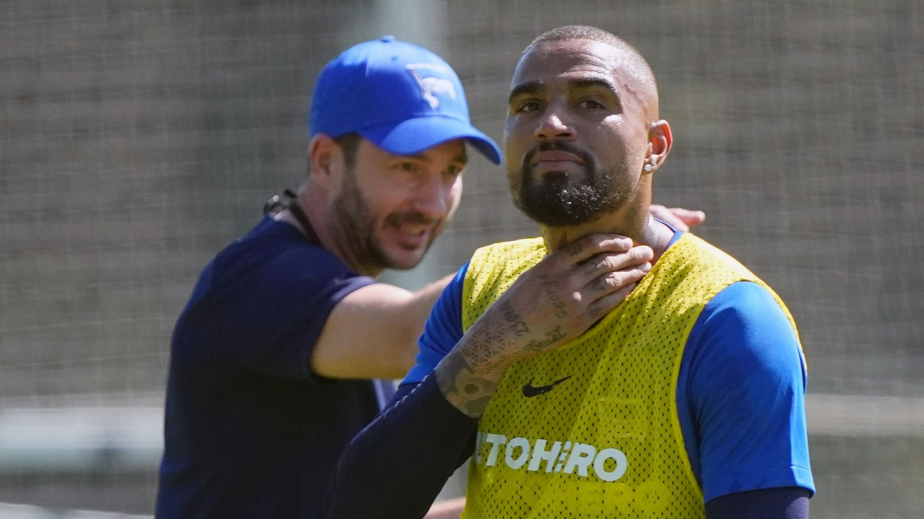 Beim Trainingsauftakt mit Sandro Schwarz (l.) schwitzt Kevin-Prince Boateng wie alle anderen auf dem Schenckendorffplatz.