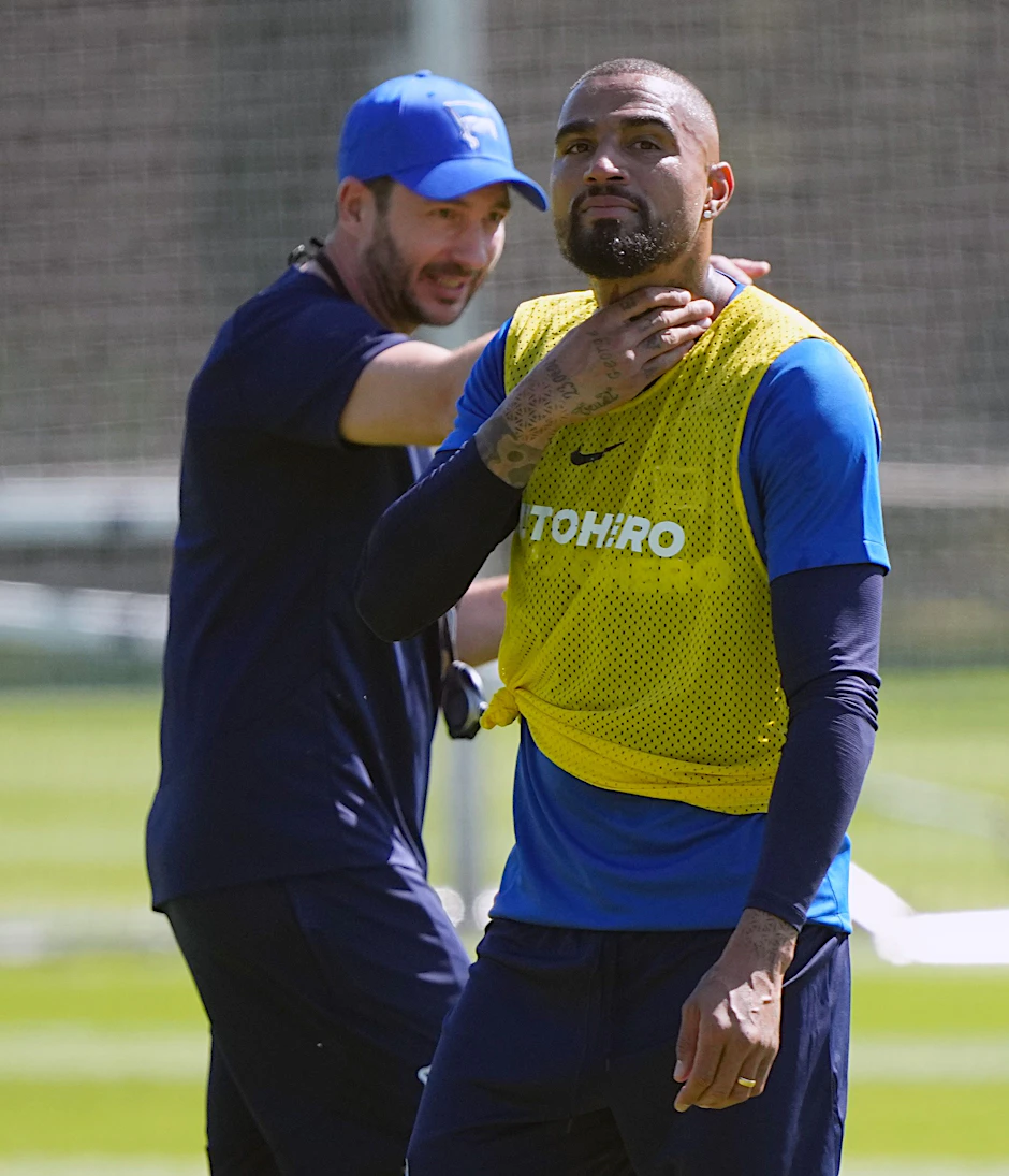 Beim Trainingsauftakt mit Sandro Schwarz (l.) schwitzt Kevin-Prince Boateng wie alle anderen auf dem Schenckendorffplatz.