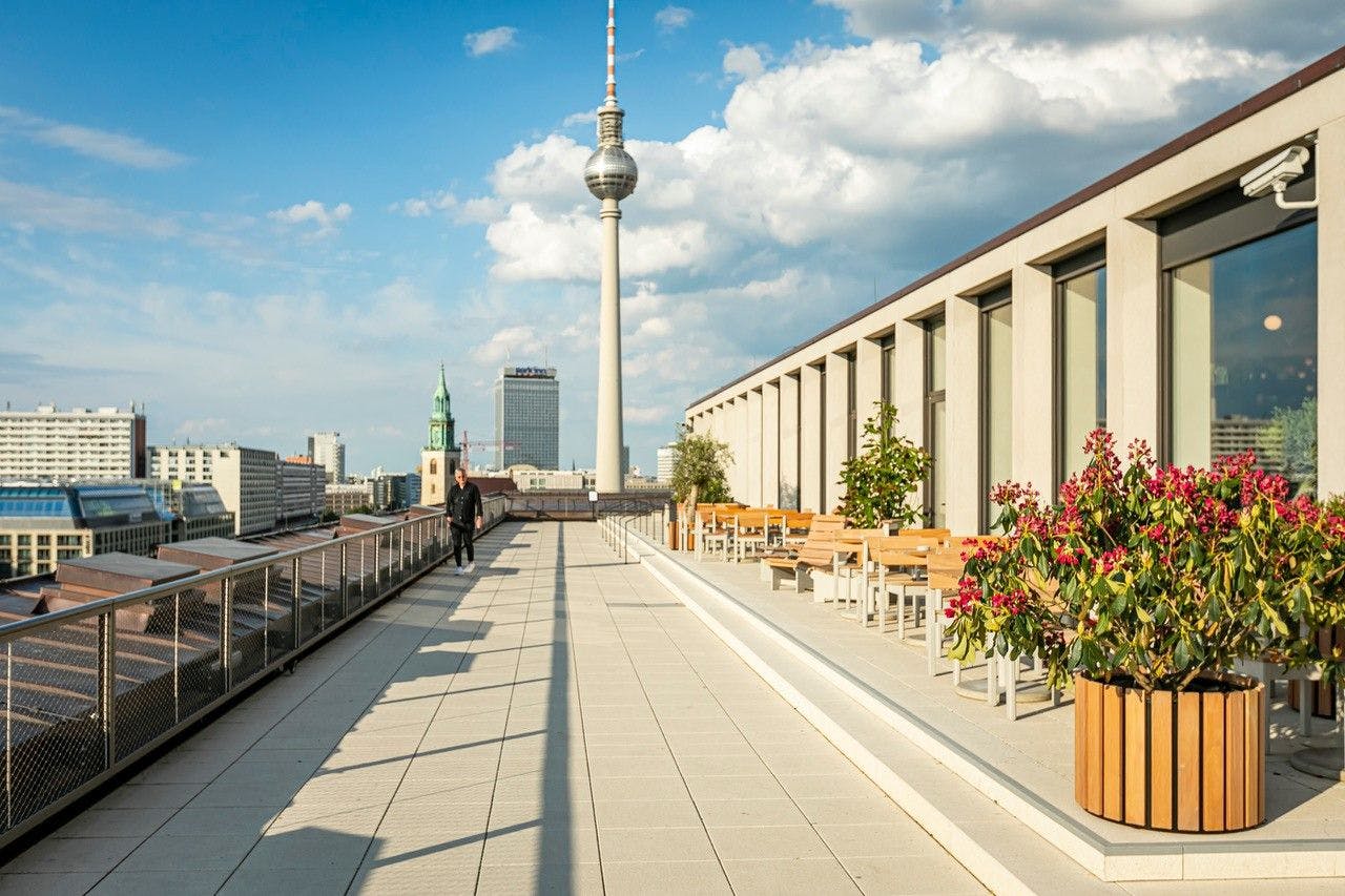 Mehr Berlin geht nicht: Von der Baret-Terrasse aus kann man den Fernsehturm fast anfassen.