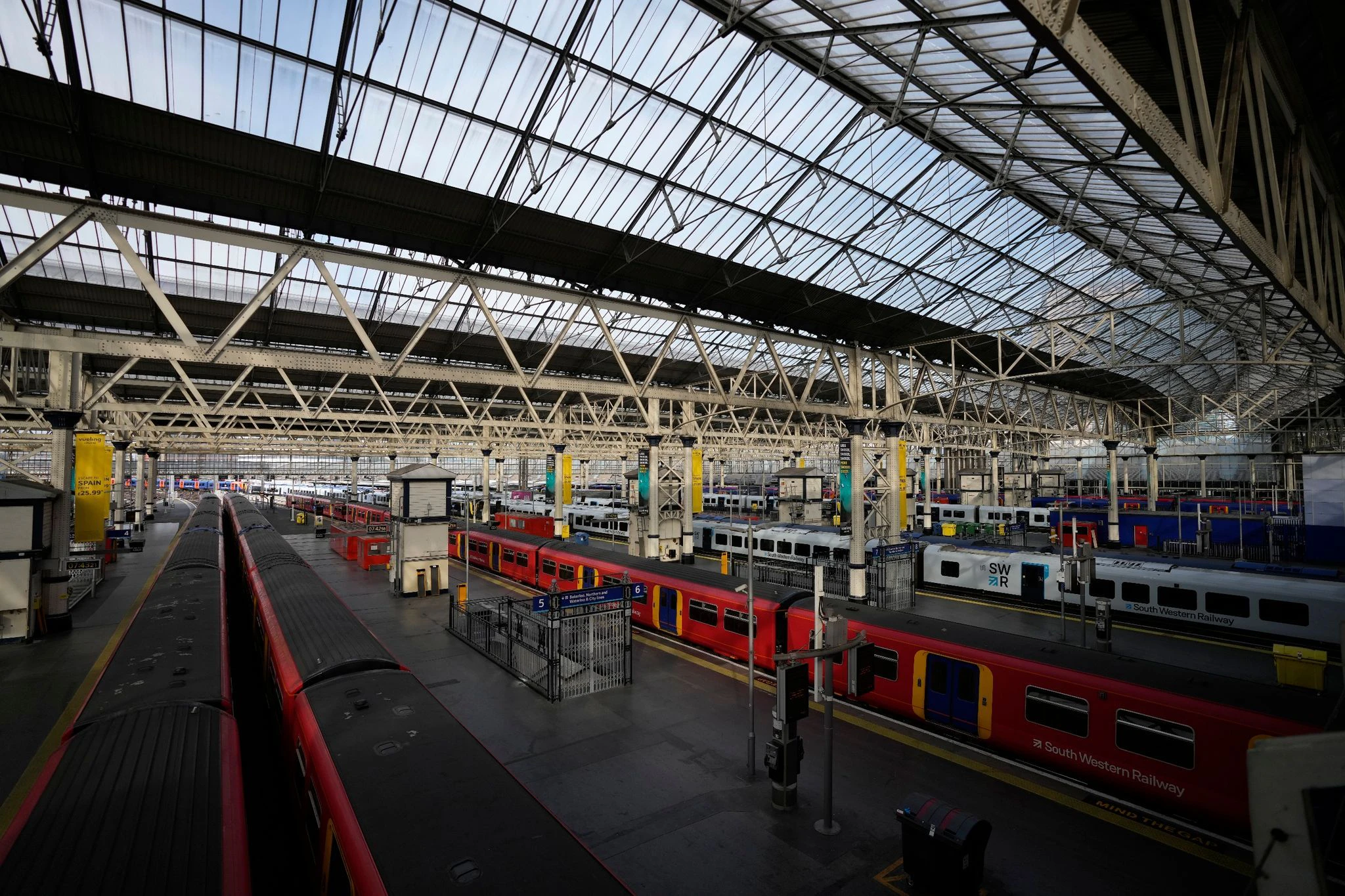 Züge stehen auf den Gleisen im Bahnhof Waterloo bei einem landesweiten Streik der Gewerkschaft Rail, Maritime and Transport (RMT), zusammen mit den Beschäftigten der Londoner U-Bahn.  