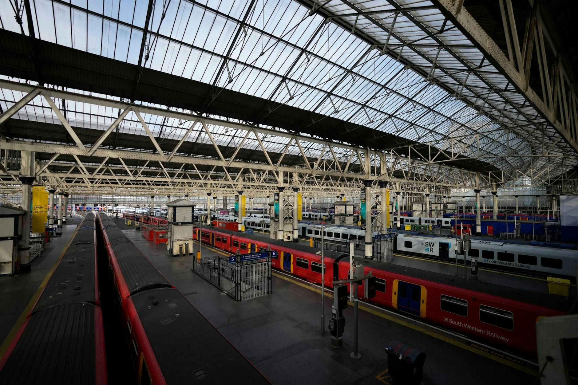 Züge stehen auf den Gleisen im Bahnhof Waterloo bei einem landesweiten Streik der Gewerkschaft Rail, Maritime and Transport (RMT), zusammen mit den Beschäftigten der Londoner U-Bahn.