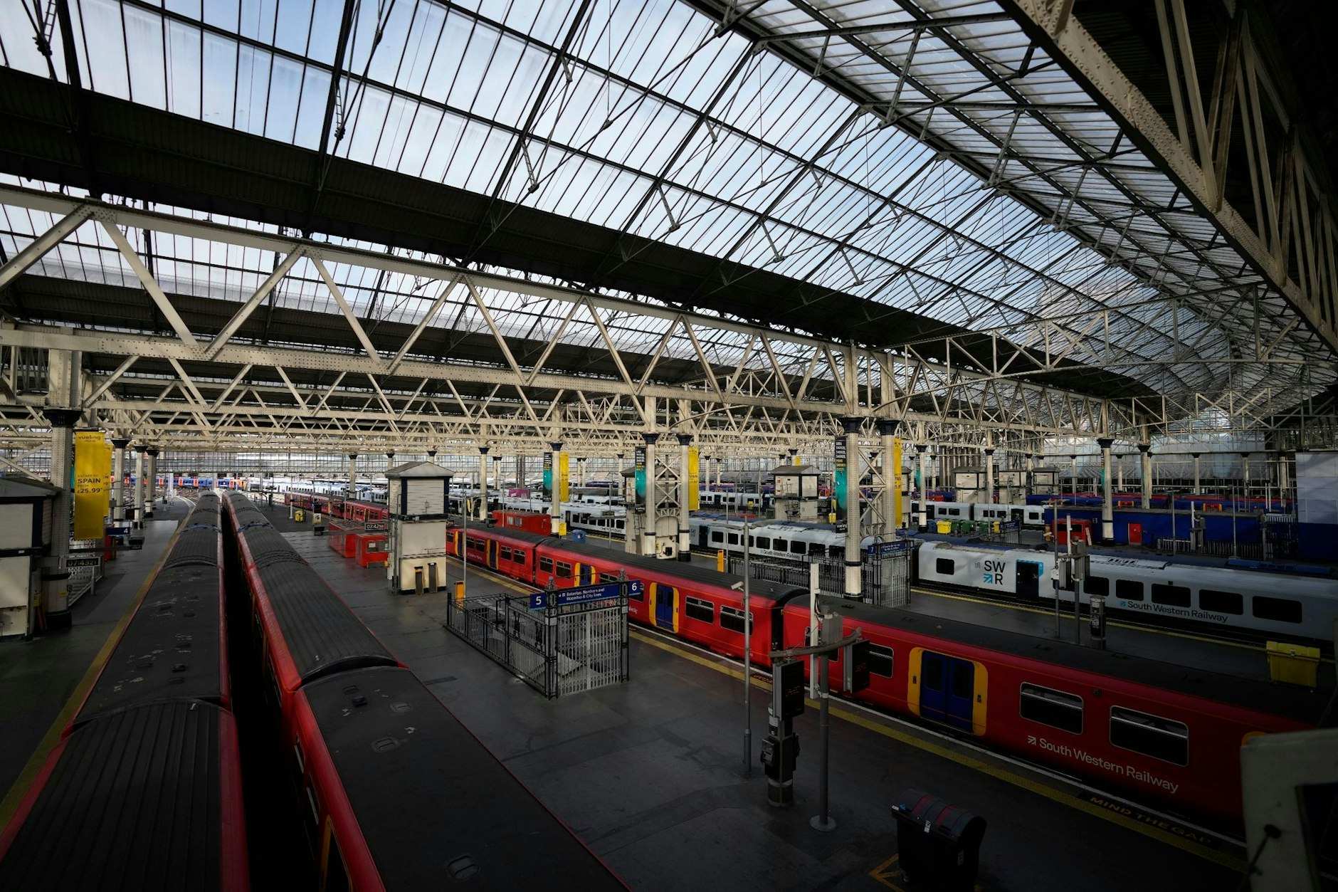 Züge stehen auf den Gleisen im Bahnhof Waterloo bei einem landesweiten Streik der Gewerkschaft Rail, Maritime and Transport (RMT), zusammen mit den Beschäftigten der Londoner U-Bahn.  