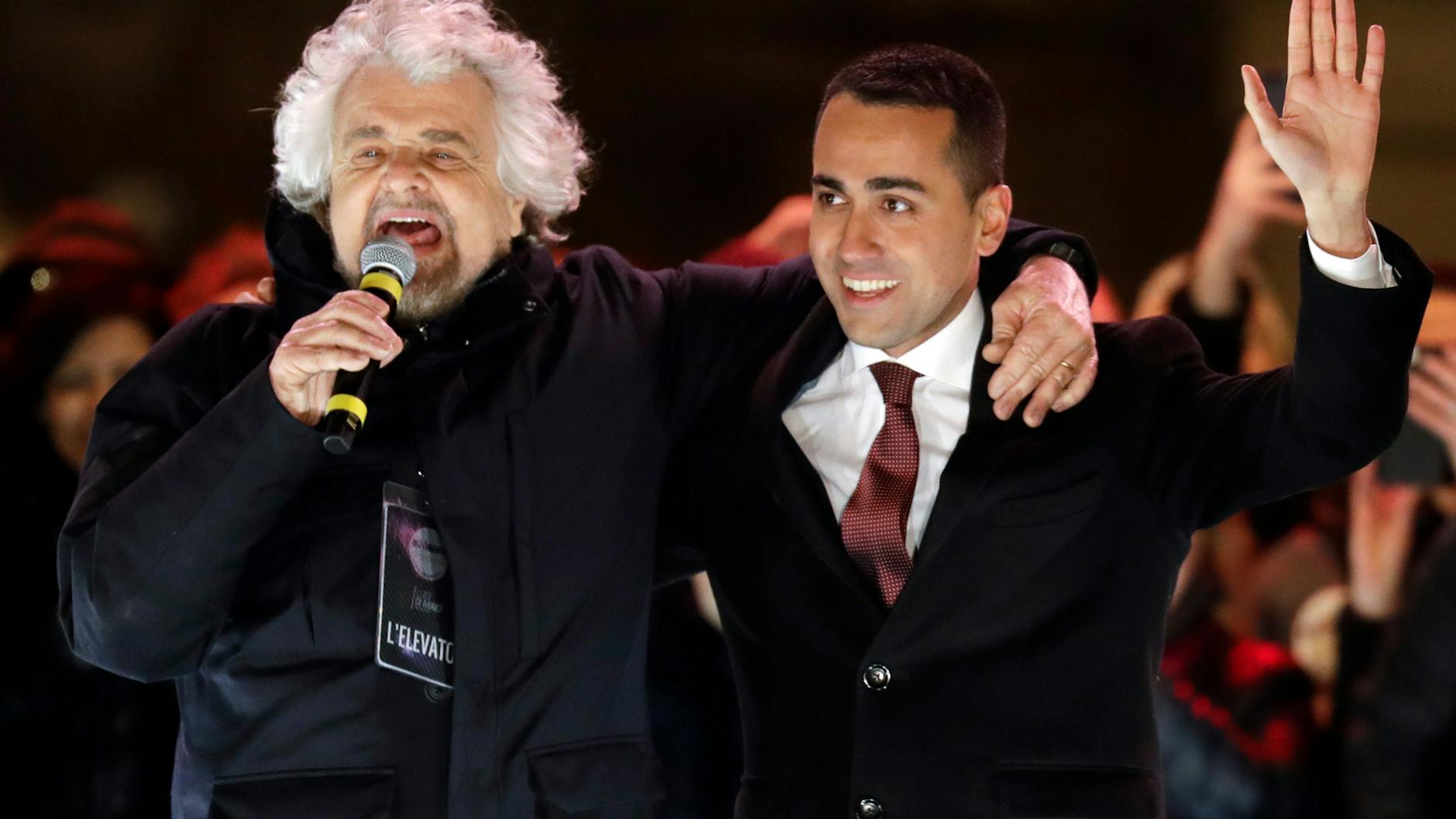 02.03.2018, Italien, Rom: Luigi Di Maio (r), Spitzenkandidat der Fünf-Sterne-Bewegung, und Beppe Grillo, Gründer der Partei, nehmen an einer Wahlkampfveranstaltung teil.