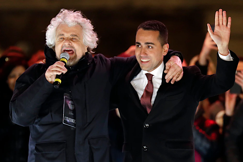 02.03.2018, Italien, Rom: Luigi Di Maio (r), Spitzenkandidat der Fünf-Sterne-Bewegung, und Beppe Grillo, Gründer der Partei, nehmen an einer Wahlkampfveranstaltung teil.