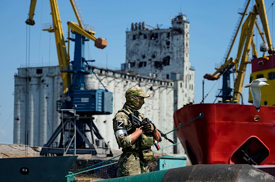 Ukraine: Russischer Soldat im Hafen von Mariupol.