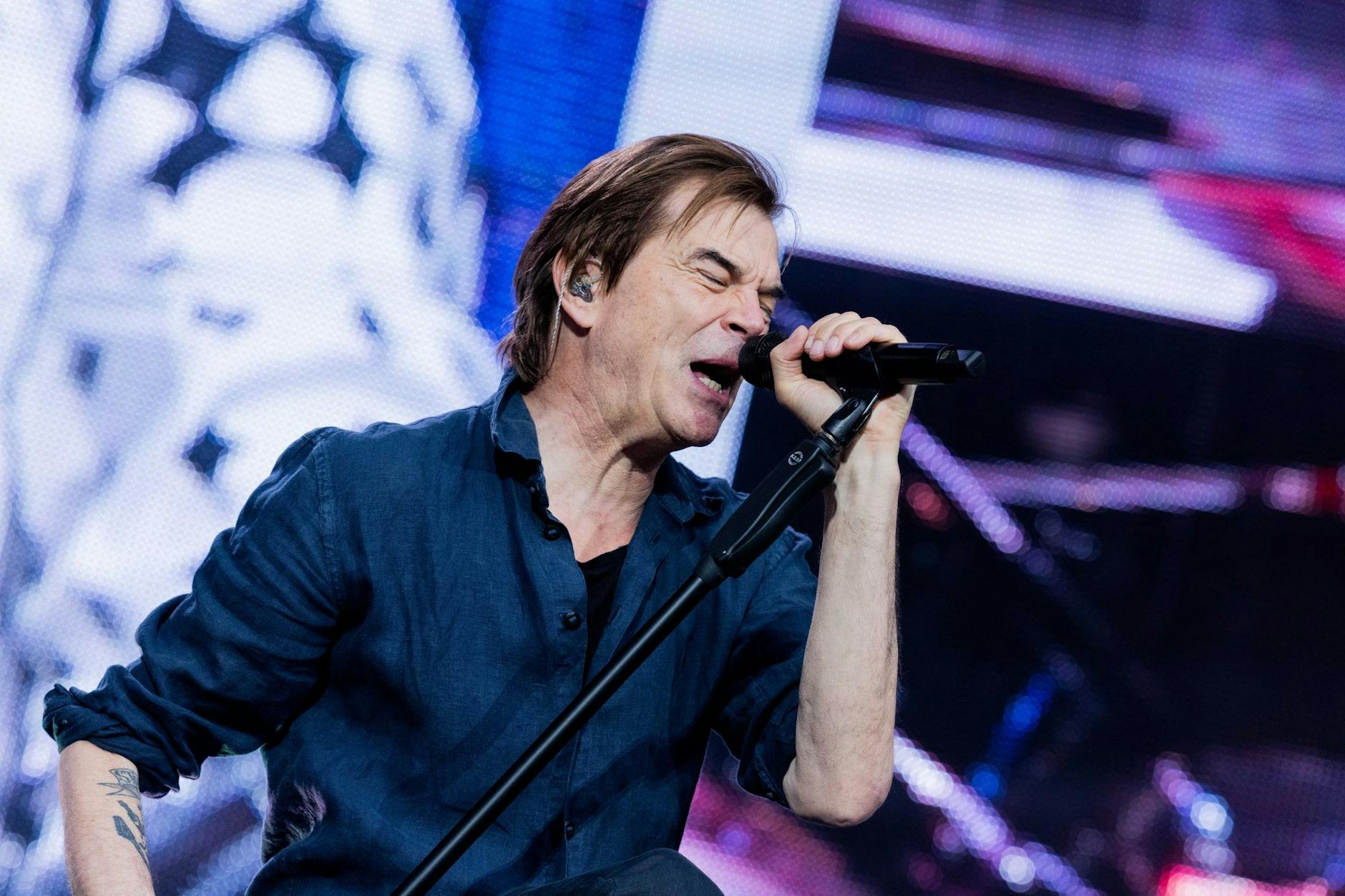 ARCHIV - Campino (bürgerlich: Andreas Frege), Sänger der Punkband Die Toten Hosen, beim offiziellen Start der Jubiläumstournee «Alles aus Liebe - 40 Jahre Die Toten Hosen» in Köln auf der Bühne. - ACHTUNG: Nur zur redaktionellen Verwendung im Zusammenhang mit einer Berichterstattung über die Toten Hosen. Die kommerzielle Nutzung ist ausgeschlossen.