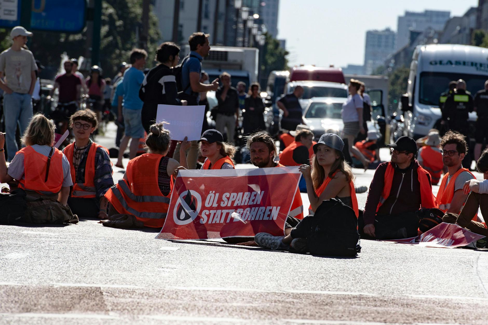 Klimaschutz-Demonstranten der Gruppe „Letzte Generation“ blockieren die Kreuzung am Frankfurter Tor. Zahlreiche Aktivisten klebten sich auf dem Asphalt fest.