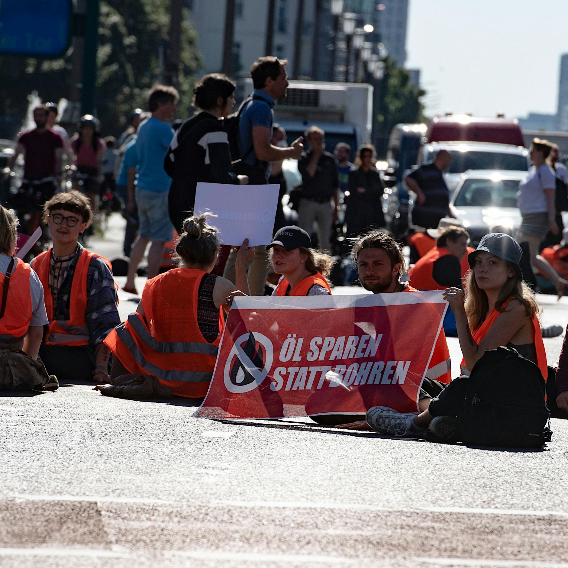 „Letzte Generation“ am Frankfurter Tor: „Ich kann verstehen, wenn du genervt bist“