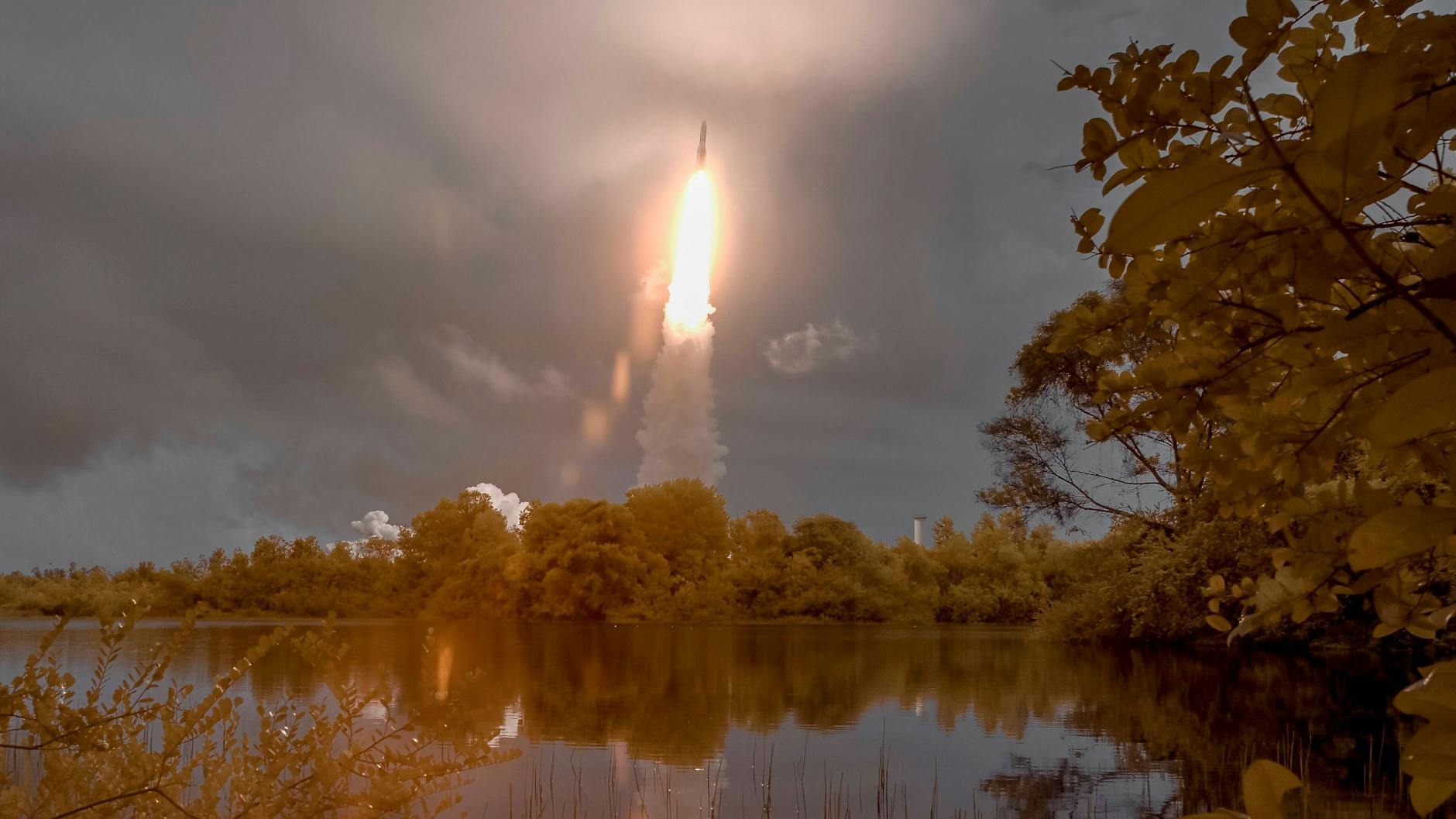 Ein Rakete startet vom Weltraumbahnhof Kourou auf Französisch-Guayana.