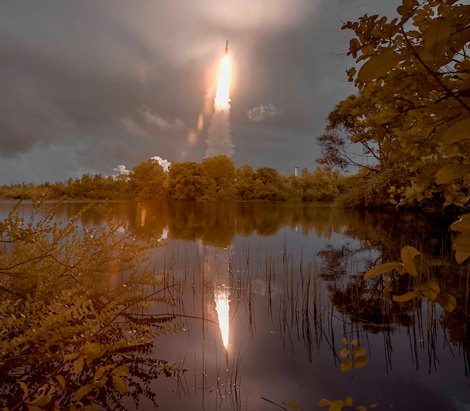 Ein Rakete startet vom&nbsp;Weltraumbahnhof Kourou auf Französisch-Guayana.