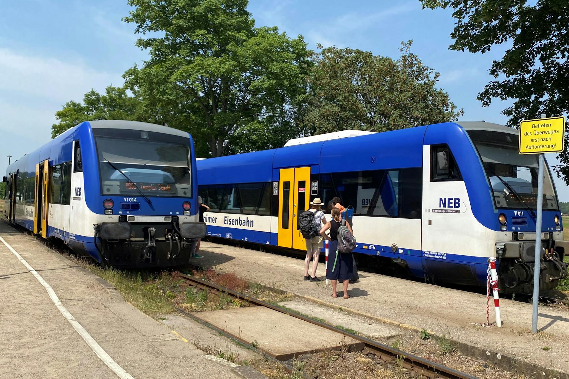 Eine Szene aus dem Sommer 2022: Im Bahnhof Joachimsthal begegnen sich die Dieseltriebwagen nach Templin Stadt (links) und Eberswalde. Bei gutem Wetter nutzten viele Ausflügler die RB63.