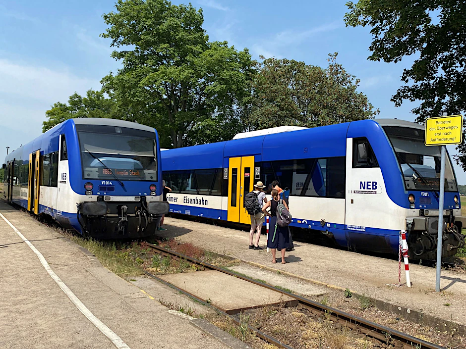 Begegnung in Joachimsthal: Der Zug links fährt von Eberswalde nach Templin, der Zug rechts von Templin nach Eberswalde. Am 10. Dezember um 19.25 Uhr startet die letzte Fahrt nach Templin.