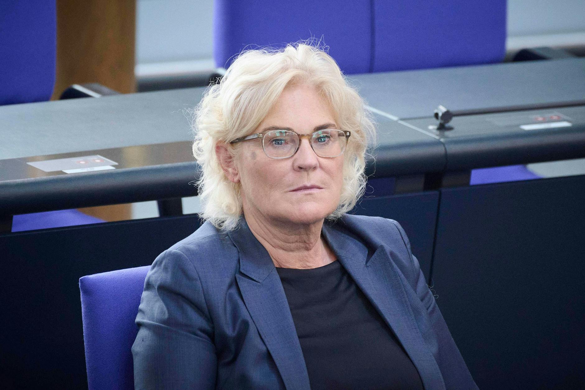 Christine Lambrecht kann nach ihrem Ausscheiden aus dem Amt noch drei Monate volle Bezüge erhalten.