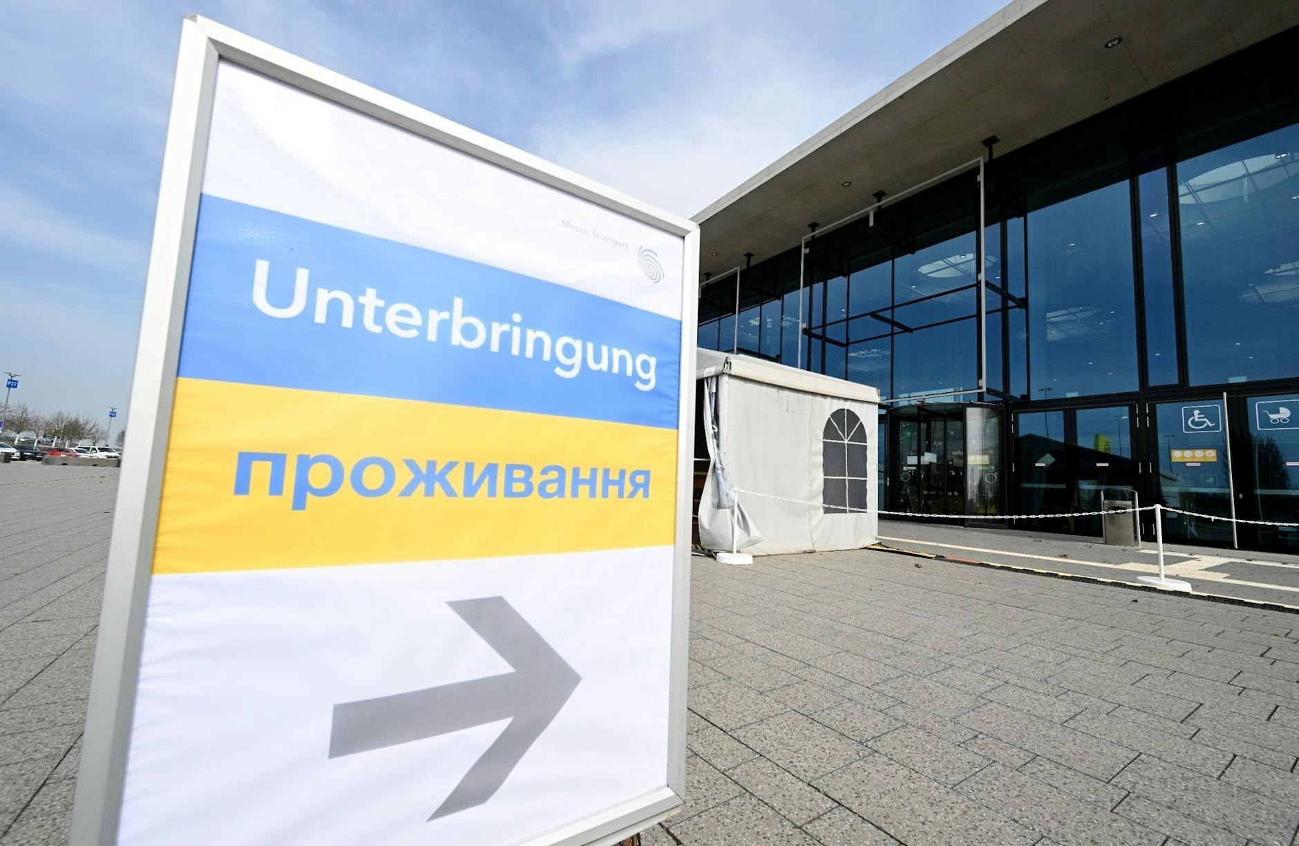 ARCHIV - Ein Hinweisschild zeigt den Weg für Flüchtlinge.