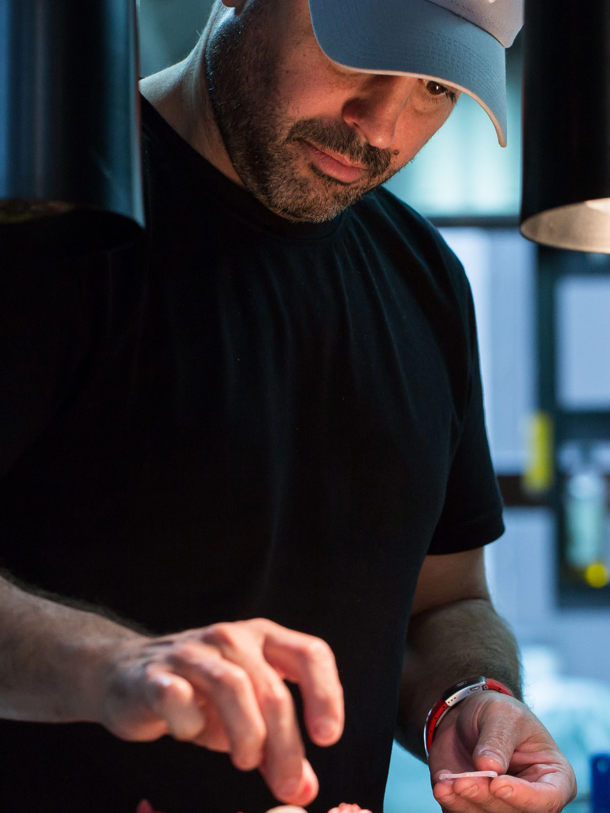 Meir Adoni bei der Arbeit. Der Koch und Küchenchef ist mit seinem Konzept in mehreren Ländern sehr erfolgreich.