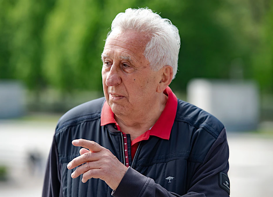 Egon Krenz, ehemaliger Staats- und Parteichef in der DDR, spricht auf dem Gelände des Ehrenmals im Treptower Park.