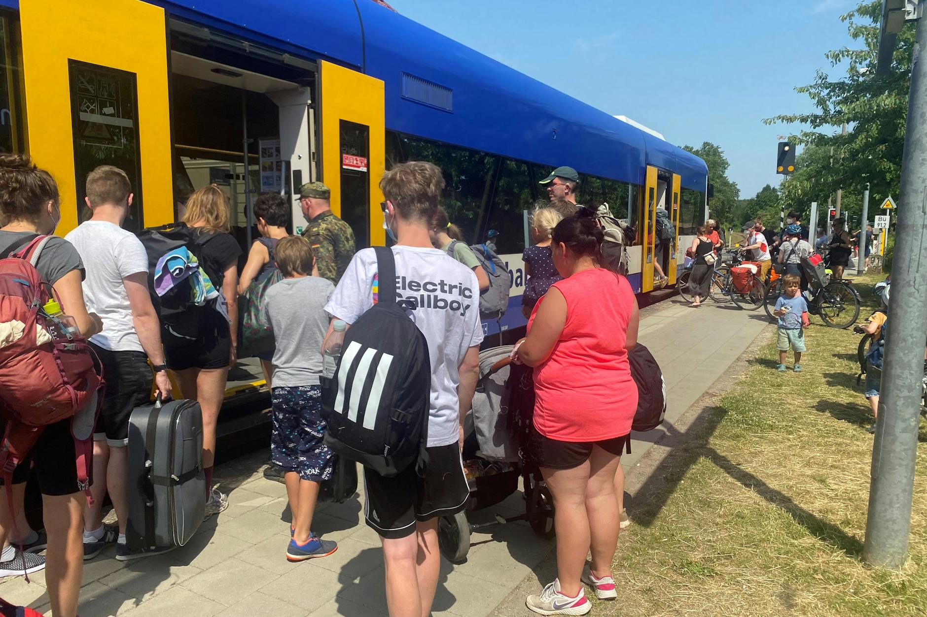 Eine weitere Szene aus dem Sommer 2022: Andrang im Bahnhof Templin Stadt vor der Rückfahrt nach Eberswalde. Ein paar Stationen weiter südlich werden in der Regionalbahn RB63 nur noch Stehplätze frei sein.