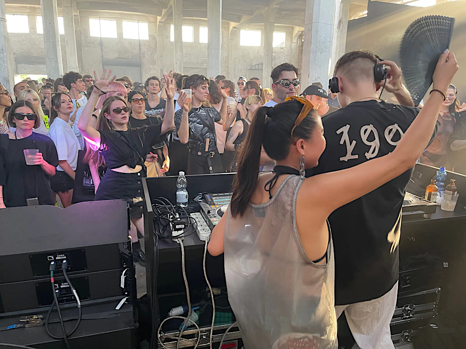Hitzewelle in Mailand? Na und! Da hilft ein Griff zum Fächer, um dem Berliner DJ Somewhen ein wenig Kühlung zu verschaffen.
