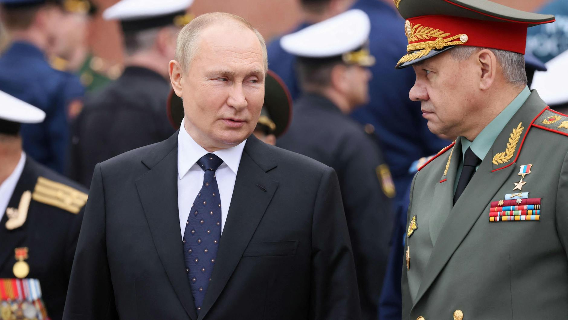 Der russische Präsident Wladimir Putin mit Russlands Verteidigungsminister Sergej Shoigu (rechts)