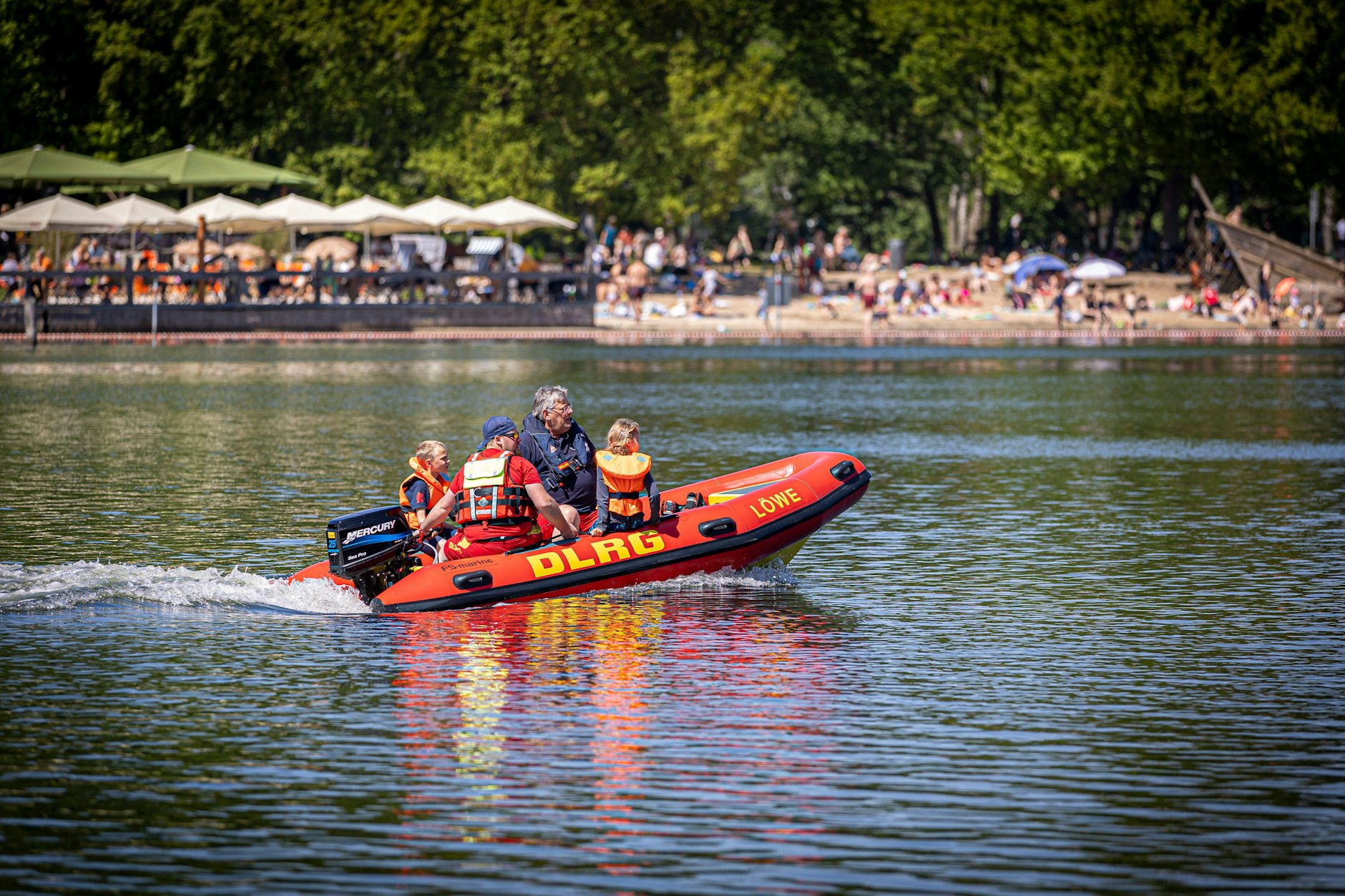 Ein Boot der Deutschen Lebens-Rettungs-Gesellschaft (DLRG)
