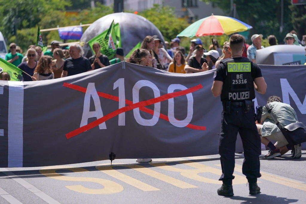 Blockaden von Autobahnen: Autofahrer reagieren aggressiv