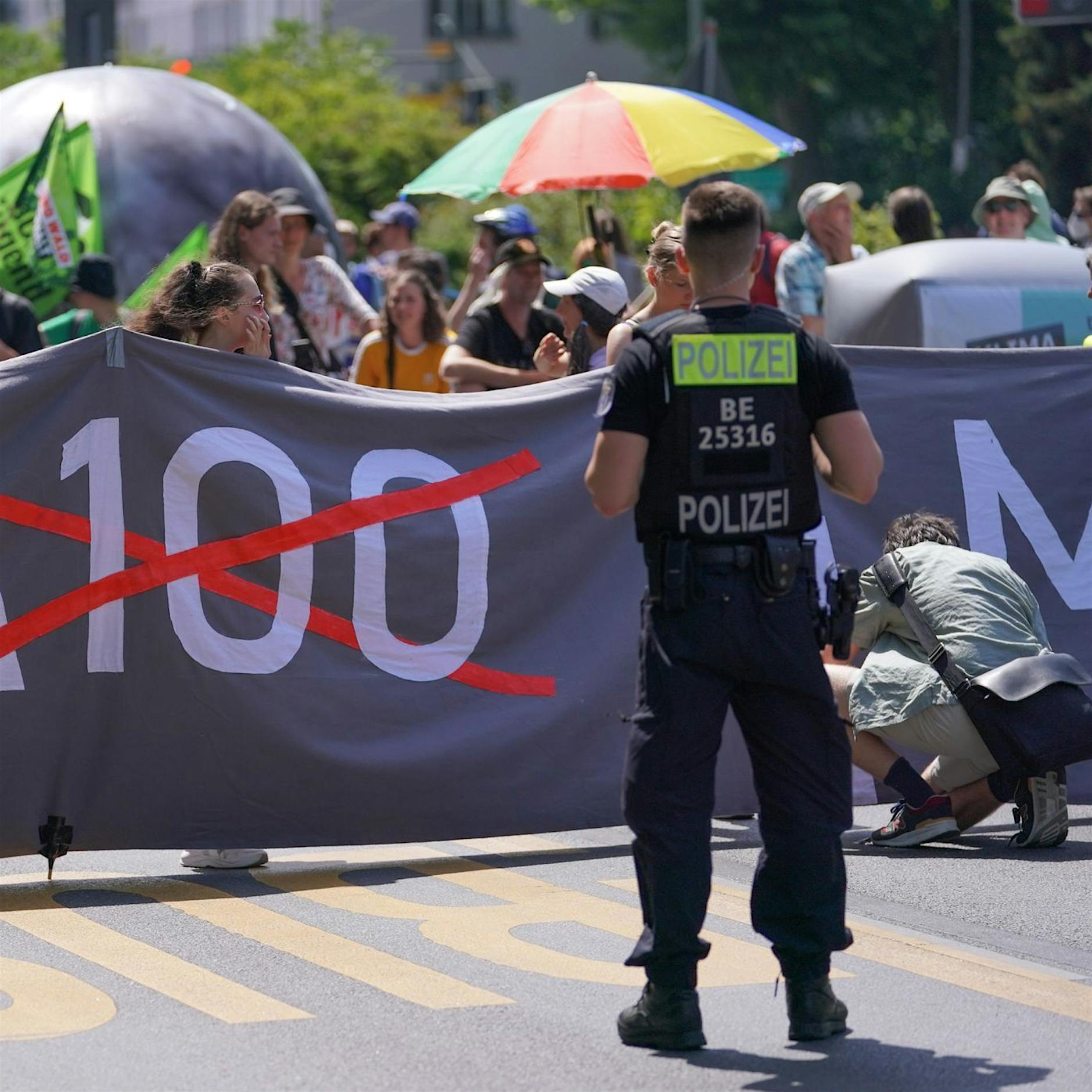 Blockaden von Autobahnen: Autofahrer reagieren aggressiv