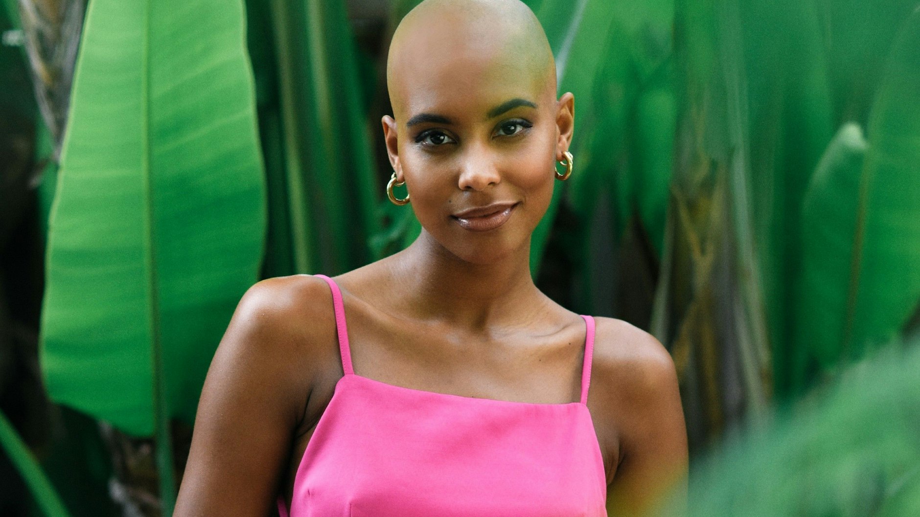 Sharon Battiste zeigt sich selbstbewusst mit Glatze. Die hübsche Bachelorette will bei „Let's Dance“ ihre Tanz-Leidenschaft neu entfachen.