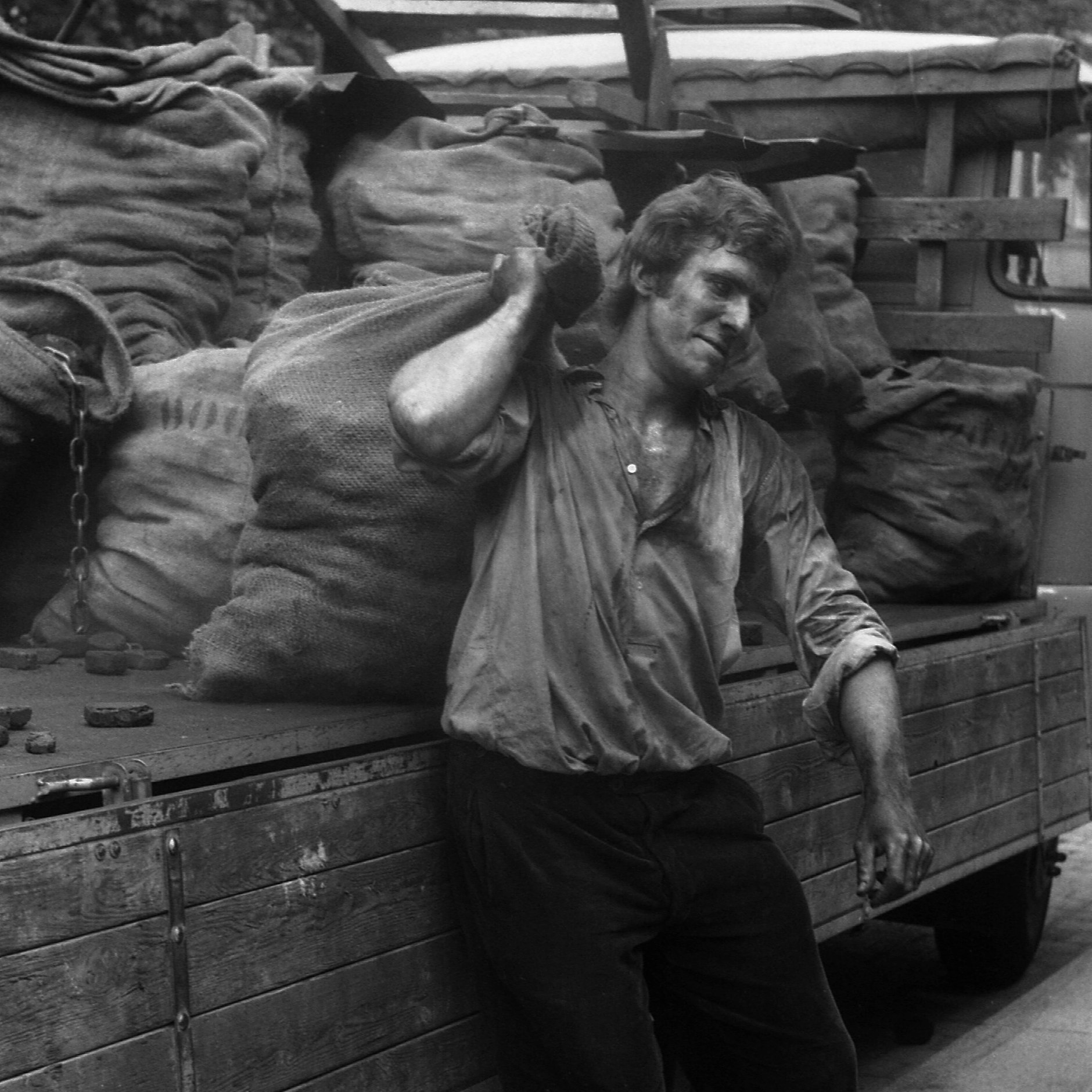Dieser Mann bringt Kohle in Säcken - an solche Bilder dürften sich noch viele Berliner erinnern (Archivfoto, undatiert).