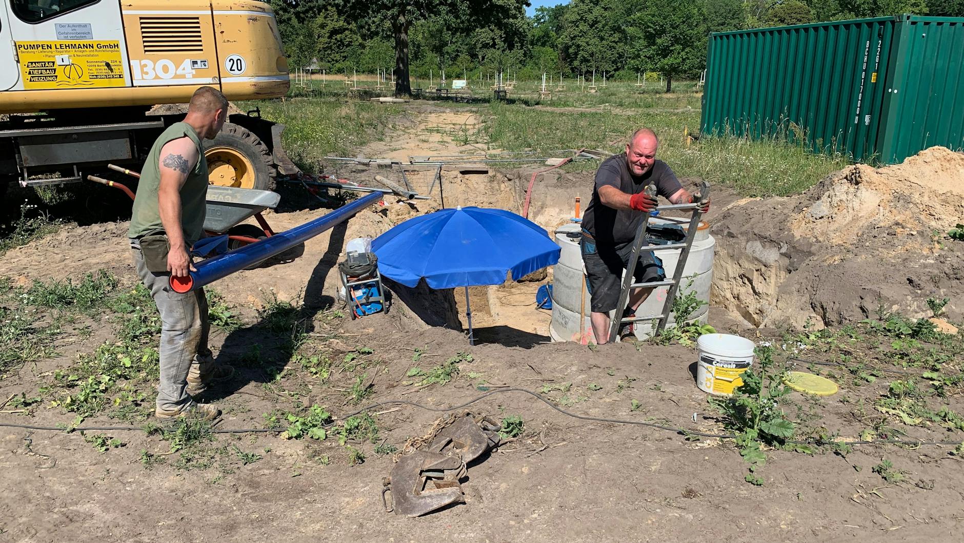 Sven Michaelis und Ronald Kühn (r.) von der Firma Pumpen-Lehmann sind bei brütender Hitze dabei, den Waldgarten ans Wassernetz anzuschließen.