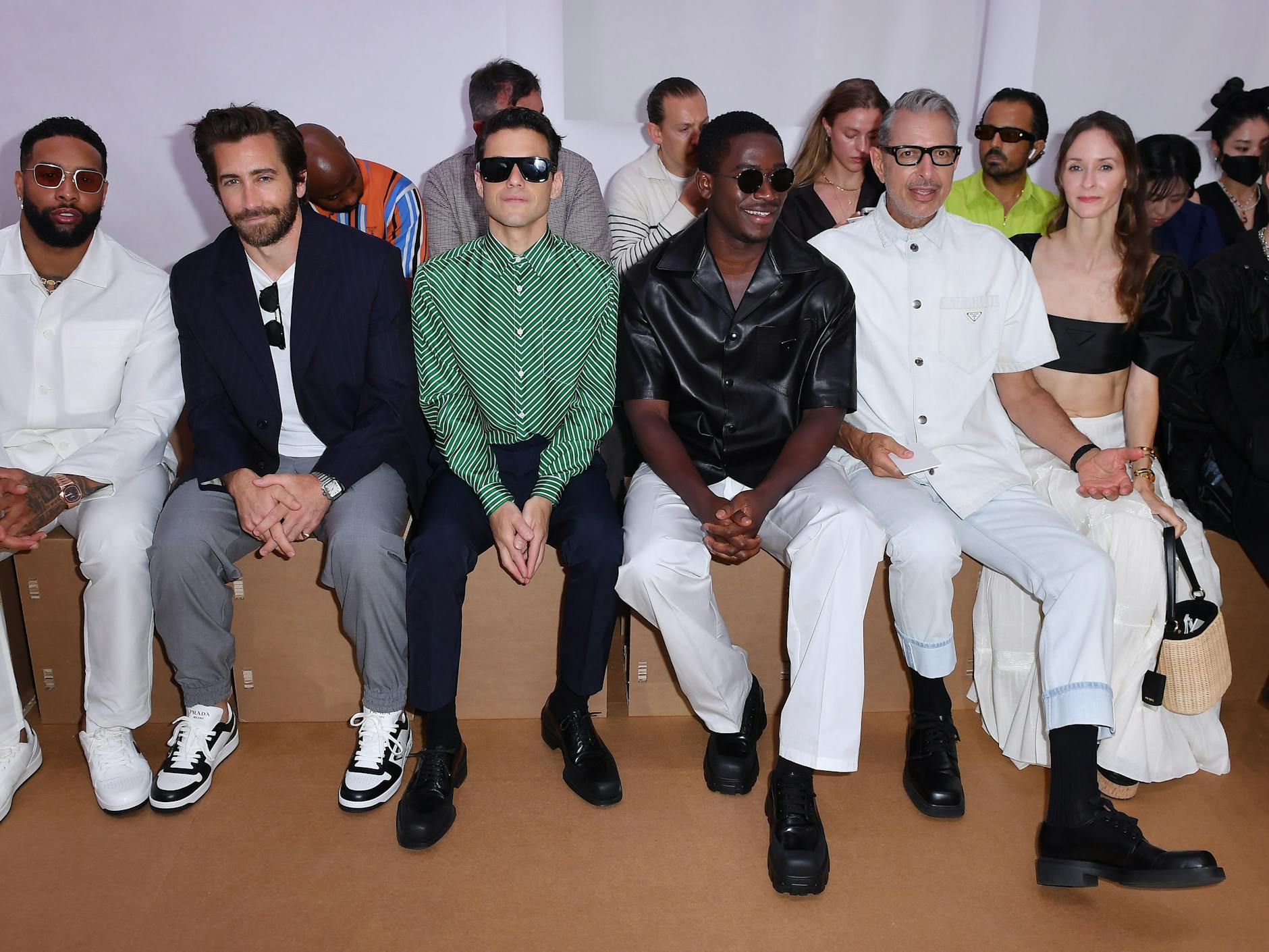 Man stelle sich mindestens 35 Grad im Schatten vor. So heiß war es an jenem Sonntag in Milano, als die neue Prada-Männerkollektion präsentiert wurde. Schwitzend nebeneinander sitzend folgende Gäste (v.l.n.r.): Odell Beckham Jr, Jake Gyllenhaal, Rami Malek, Damson Idris, Jeff und Emilie Goldblum.