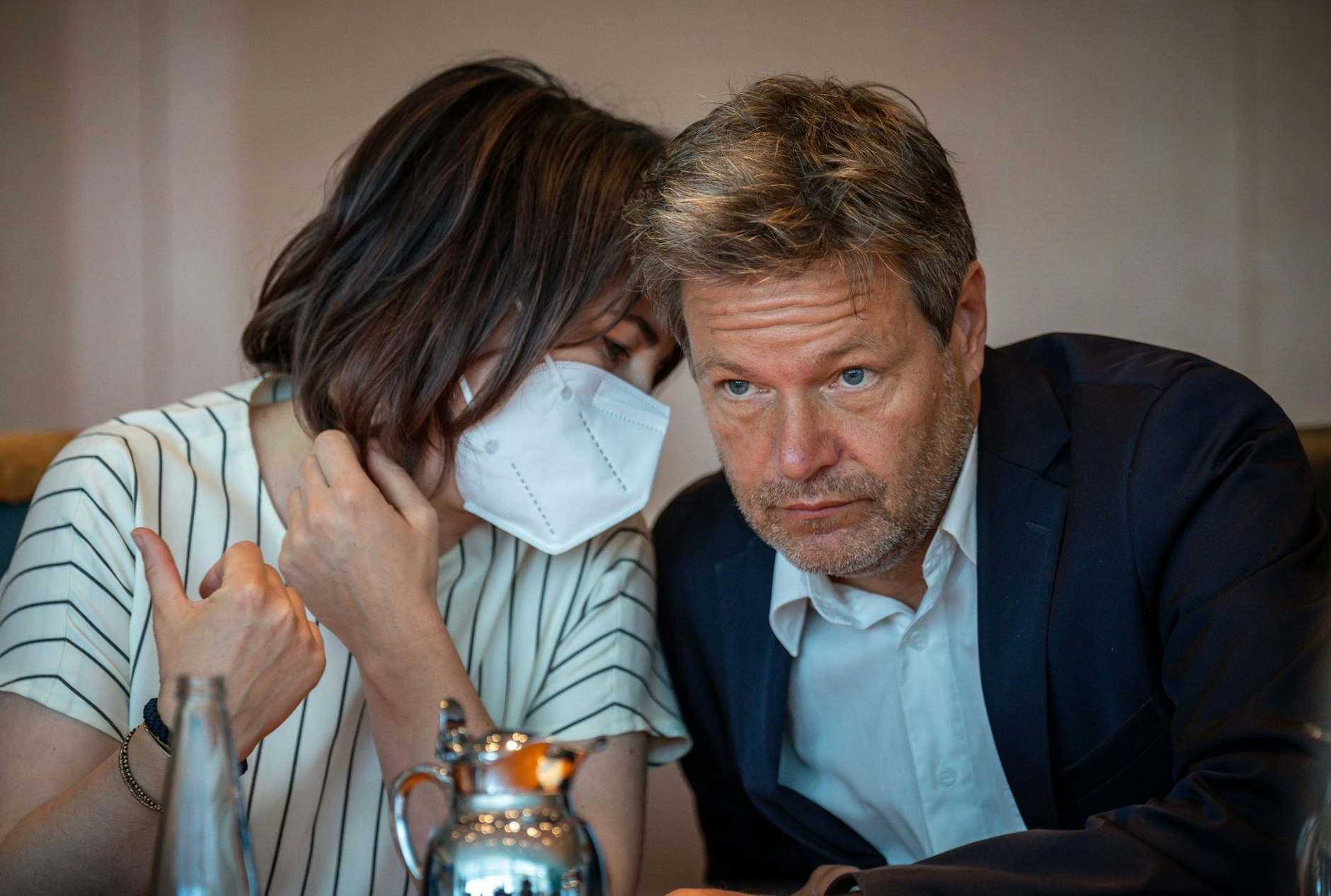 dpatopbilder - Außenministerin Annalena Baerbock spricht mit Bundeswirtschaftsminister Robert Habeck vor Beginn der Sitzung des Bundeskabinetts im Kanzleramt.  