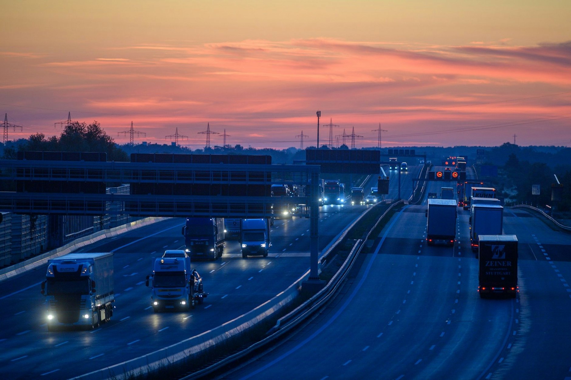 Lastwagen und Autos rollen auf der A2 bei Magdeburg in den neuen Tag. Mit Sonnenaufgang endete die kürzeste Nacht des Jahres. Nun werden die Tage wieder kürzer.  