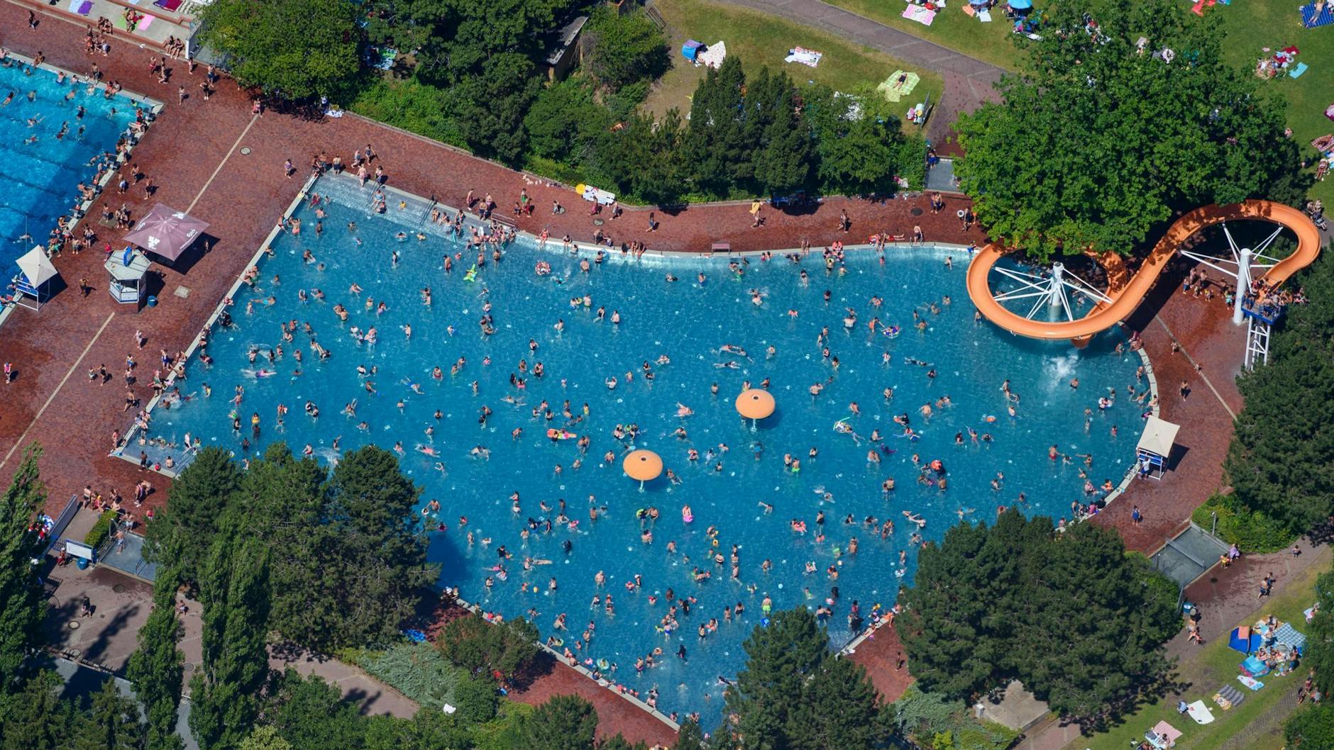 Das Sommerbad am Insulaner im Berliner Bezirk Steglitz (Luftaufnahme).