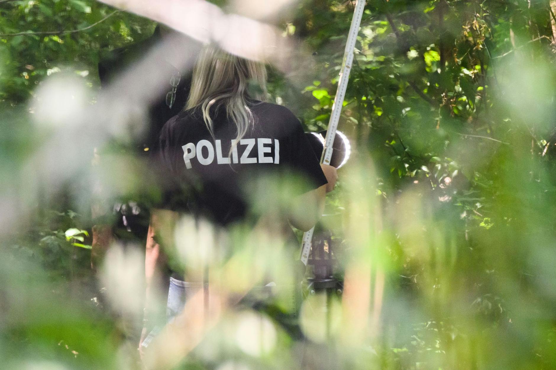 Eine Mitarbeiterin der Spurensicherung am Tatort in Salzgitter.