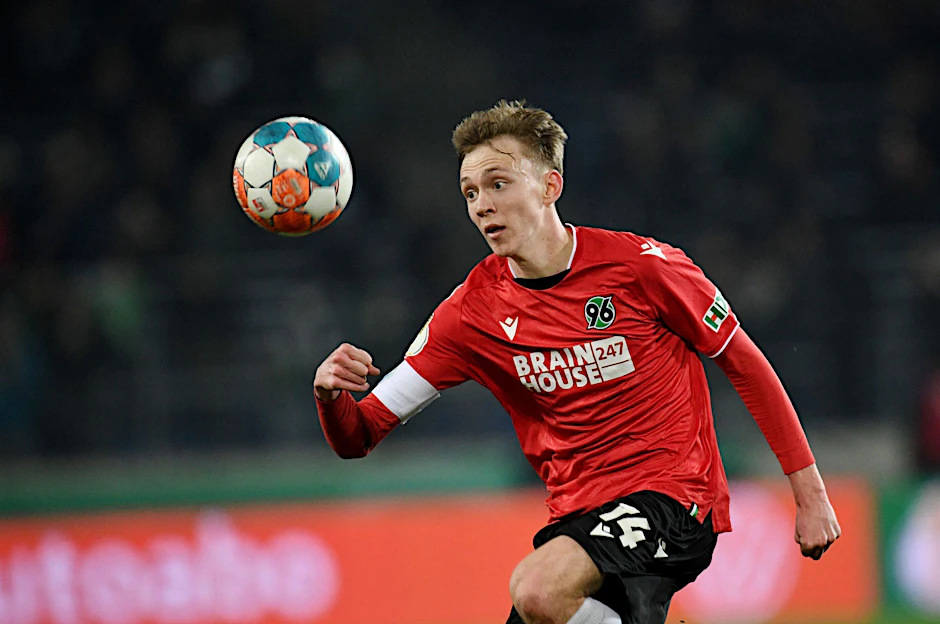 ARCHIV - Spielt weiter für Hannover 96: Maximilian Beier.   - WICHTIGER HINWEIS: Gemäß den Vorgaben der DFL Deutsche Fußball Liga bzw. des DFB Deutscher Fußball-Bund ist es untersagt, in dem Stadion und/oder vom Spiel angefertigte Fotoaufnahmen in Form von Sequenzbildern und/oder videoähnlichen Fotostrecken zu verwerten bzw. verwerten zu lassen.