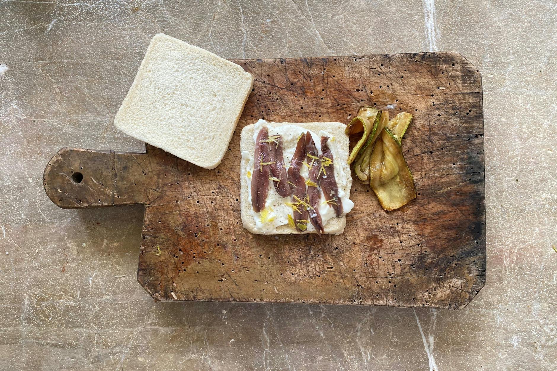 Wow, die Frische von Ricotta trifft auf die Würze der Amalfiküste und so reife Zucchini, wie man sie nur in Apulien findet. Dazu kommt Zitronenabrieb.