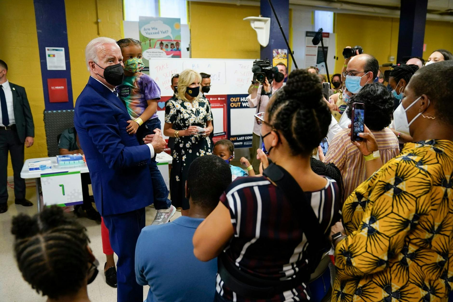 US-Präsident Joe Biden und First Lady Jill Biden (M) besuchen eine Corona-Impfklinik in Washington.