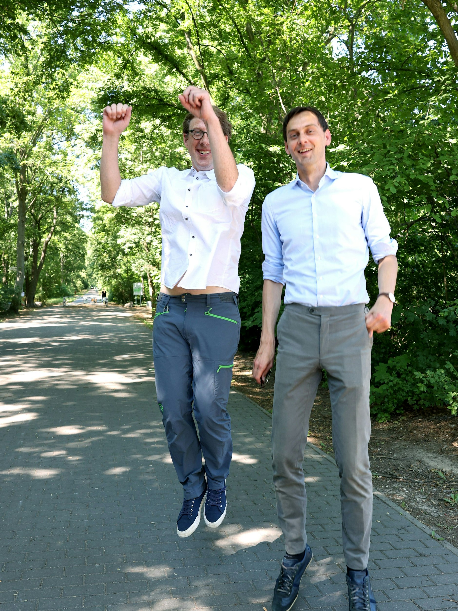Der eine hüpft, weil er Vater wird, der andere, weil er auf Zeit Bezirkschef wird: Martin Hikel und Jochen Biedermann (l.)