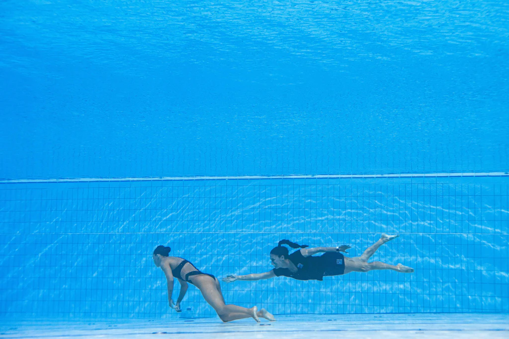 Dramatische Szene von der WM: Hier zieht die Trainerin ihre ohnmächtige Sportlerin aus dem Wasser – Hilfskräfte nur „geglotzt“ und „nicht reagiert“