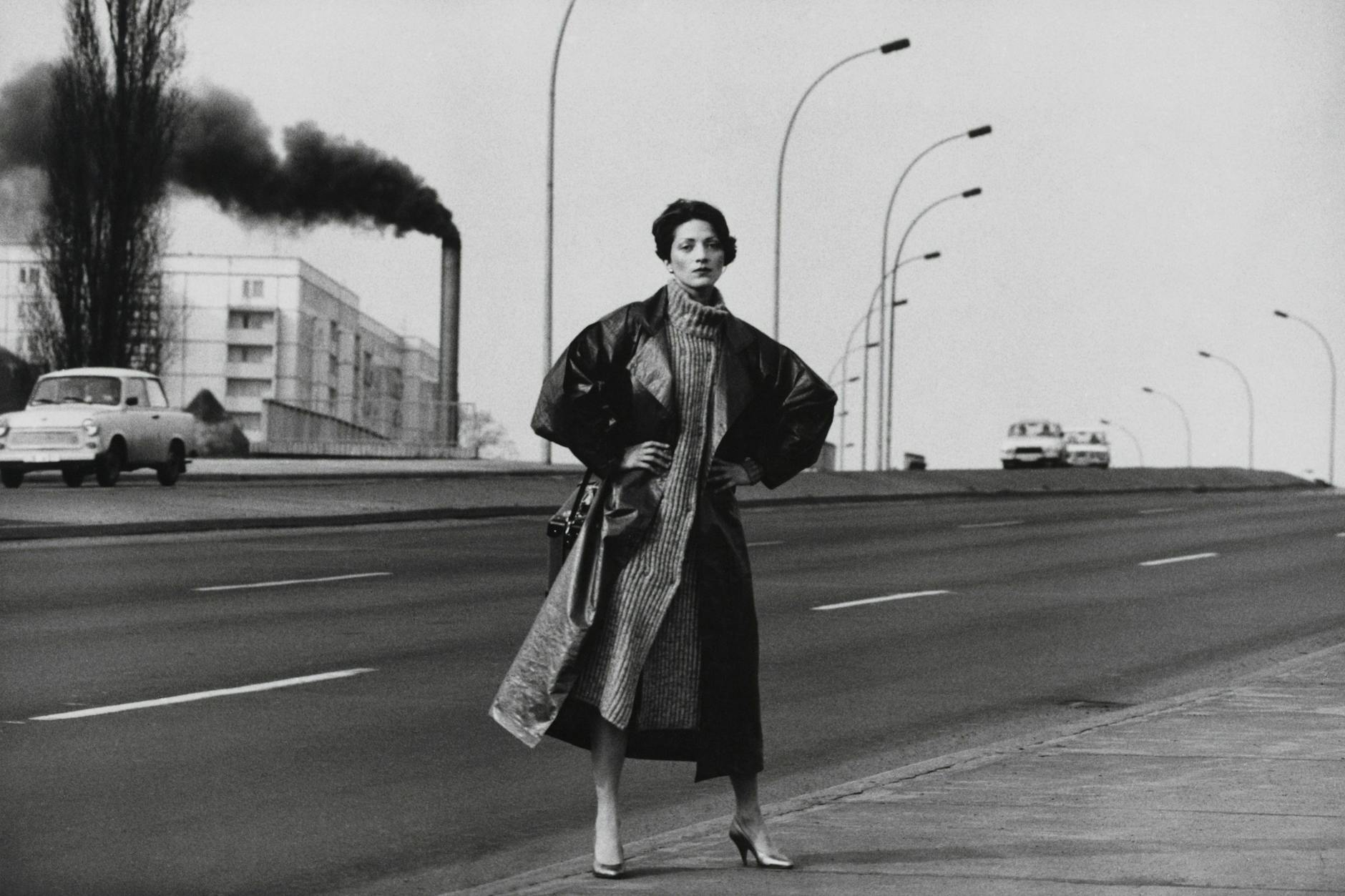 Subtile Kritik: Hinter dem Model, fotografiert 1984 in Berlin, steigt schwarzer Industrierauch auf.