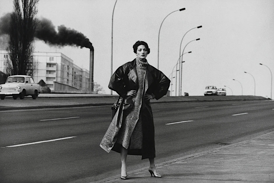 Subtile Kritik: Hinter dem Model, fotografiert 1984 in Berlin, steigt schwarzer Industrierauch auf.