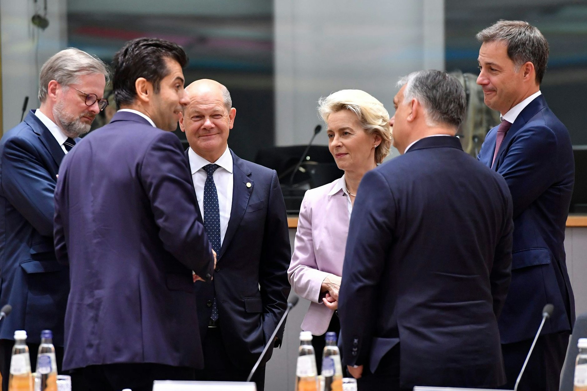 Beim EU-Gipfel: Petr Fiala (l-r), tschechischer Ministerpräsident, Kiril Petkov, bulgarischer Ministerpräsident Bundeskanzler Olaf Scholz, Ursula von der Leyen, Präsidentin der Europäischen Kommission, Viktor Orban, ungarischer Ministerpräsident, und Alexander De Croo, belgischer Ministerpräsident.&nbsp;Die EU hat die von Russland angegriffene Ukraine am Donnerstag offiziell in den Kreis der Beitrittskandidaten aufgenommen.