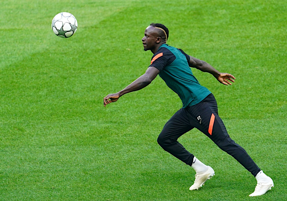 ARCHIV - Der 30 Jahre alte Sadio Mane hat beim FC Bayern München einen Dreijahresvertrag bis zum 30. Juni 2025 unterschrieben.  