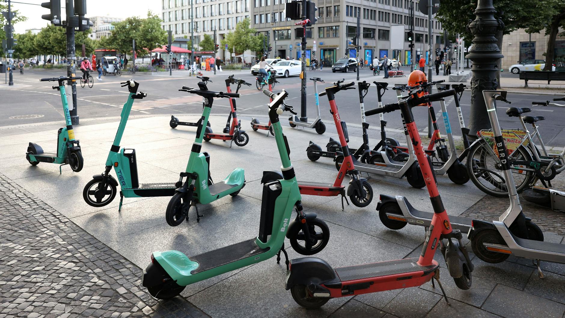 Eine ganz normale Straßenszene in Berlin: E-Tretroller stehen kreuz und quer auf dem Gehweg.