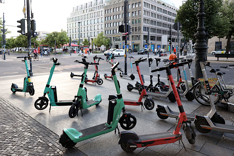 Eine ganz normale Straßenszene in Berlin: E-Tretroller stehen kreuz und quer auf dem Gehweg.