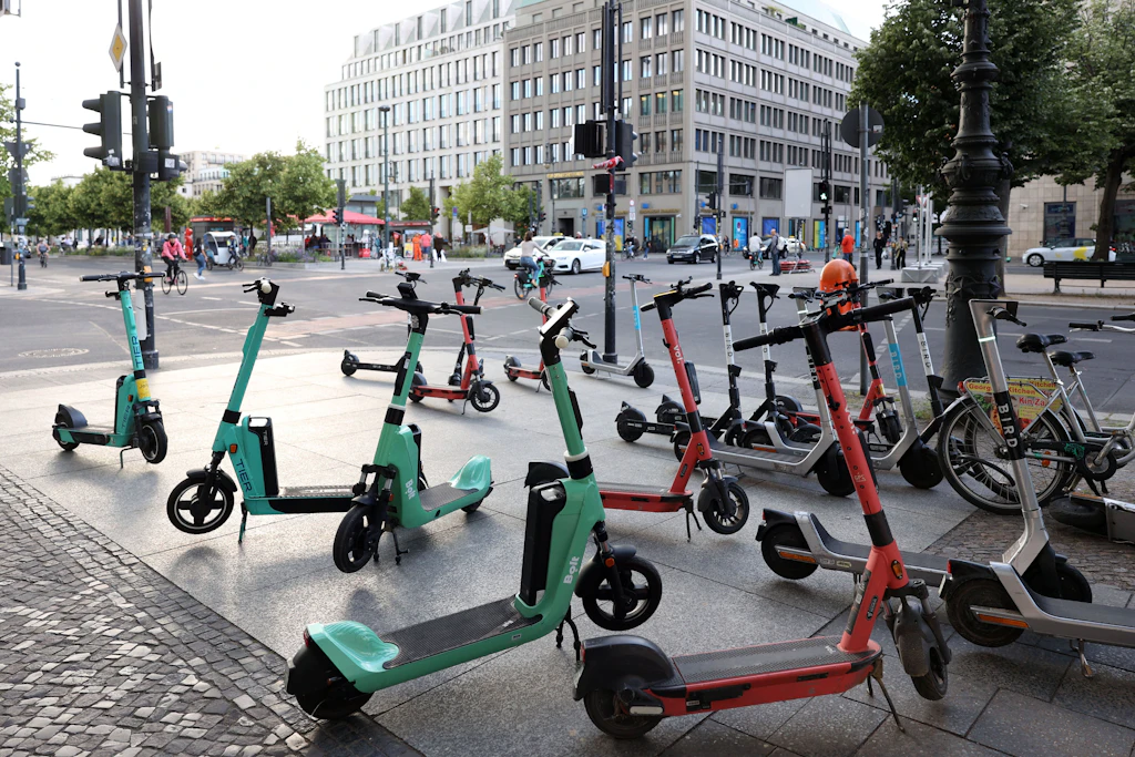Berliner Bündnis fordert vom Senat: Alle E-Scooter raus aus Berlin!