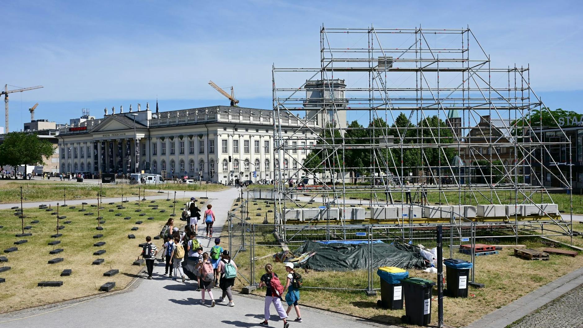 Am Tag nach dem Abhängen des umstrittenen Großbanners steht auf dem Friedrichsplatz nur noch ein leeres Gerüst. Foto: Uwe Zucchi/dpa