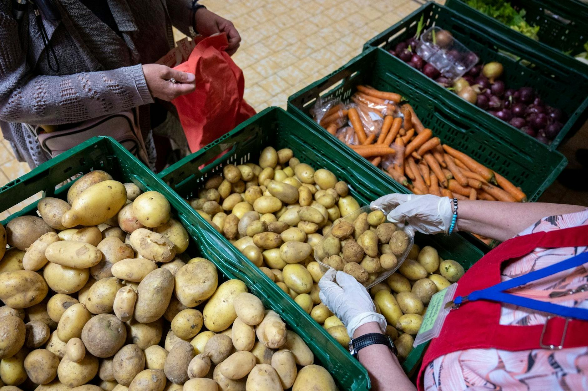 Eine ehrenamtliche Mitarbeiterin verteilt Kartoffeln in der Laib und Seele- Ausgabestelle in Berlin.