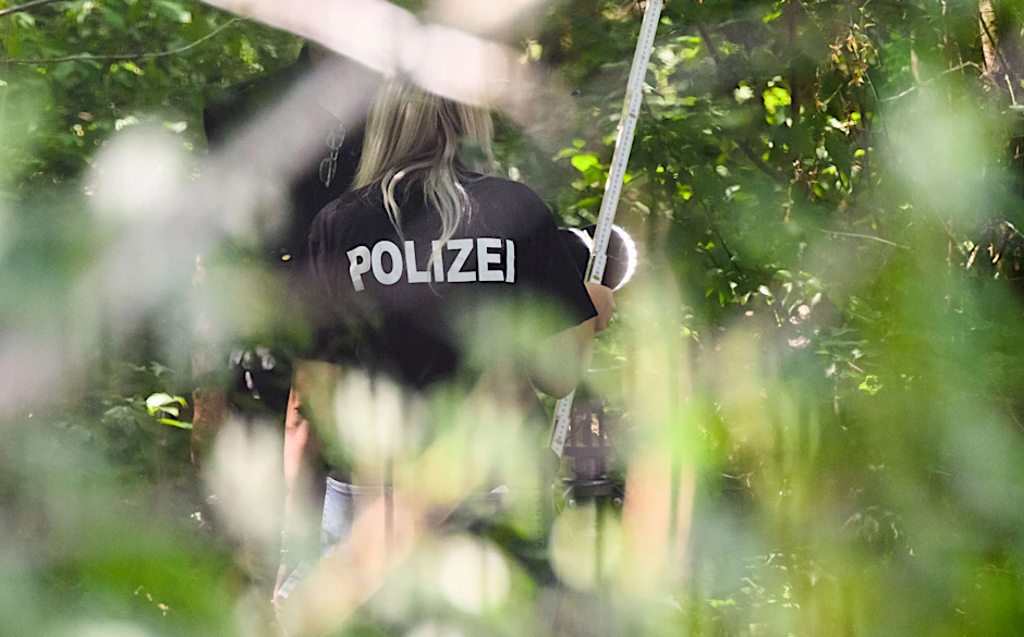 Eine Mitarbeiterin der Spurensicherung der Polizei Salzgitter am Fundort der Leiche.  